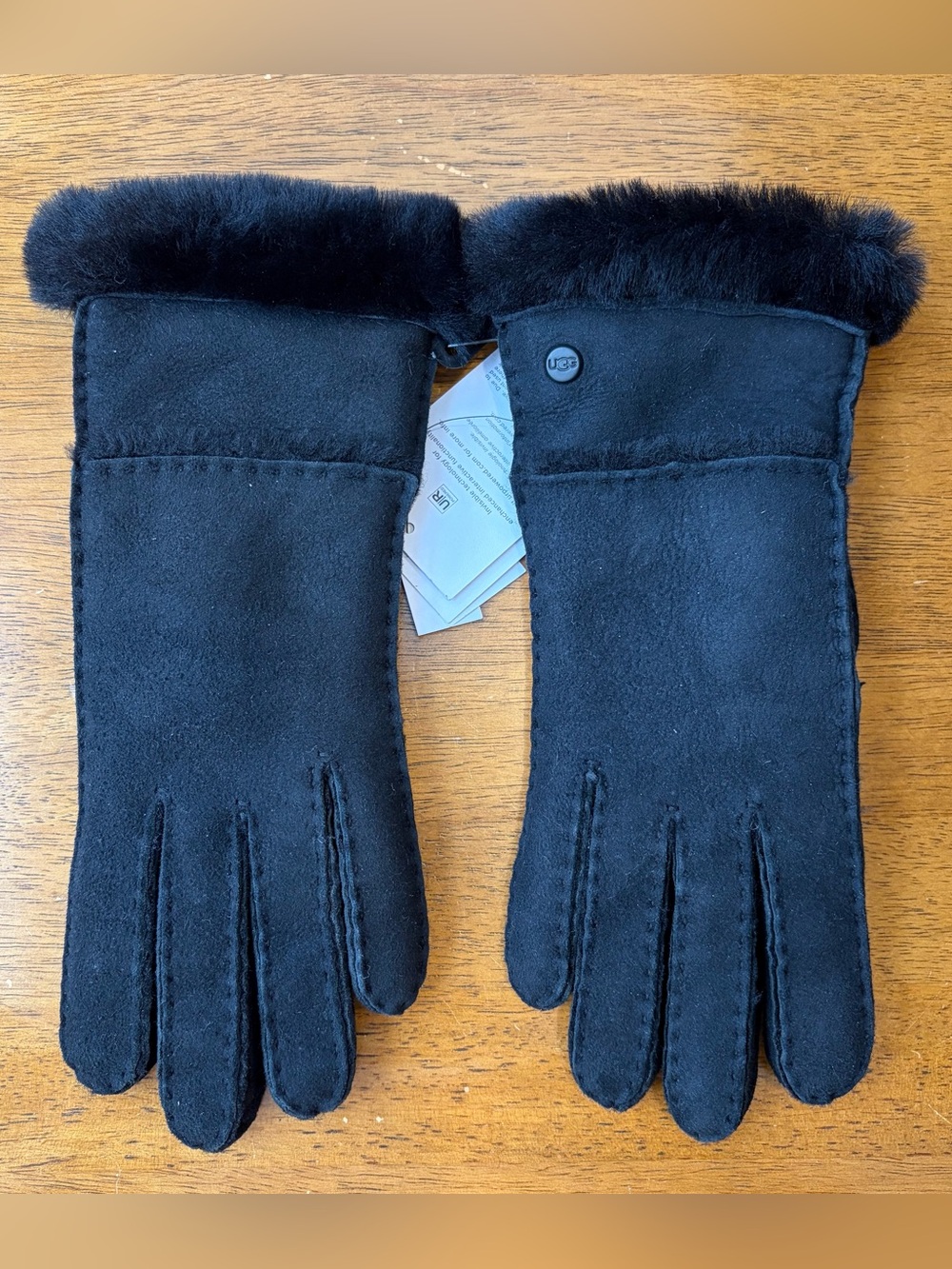 Brand new with tags UGG Sheepskin Seamed Gloves 🖤